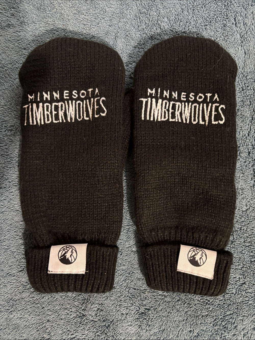 Minnesota Timberwolves womenโs Black Knit Mittens